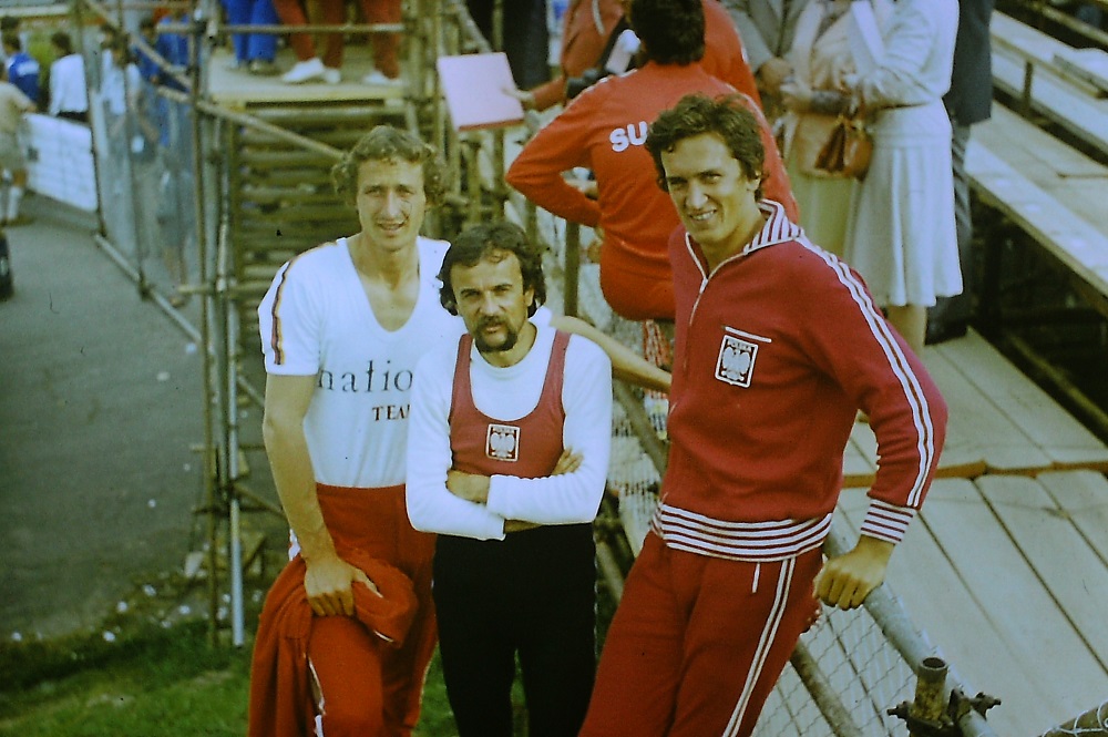 Brązowi medaliści mistrzostw świata 1978 w nowozelandzkim Karapiro, od prawej: Grzegorz Nowak, Ryszard Kubiak (sternik) i Adam Tomasiak, fot. Archiwum prywatne Grzegorza Nowaka - grafika artykułu