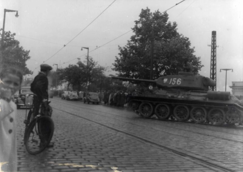 Czołgi na ulicach Poznania 29.06.1956, fot. ze zb. Instytutu Pamięci Narodowej - grafika artykułu