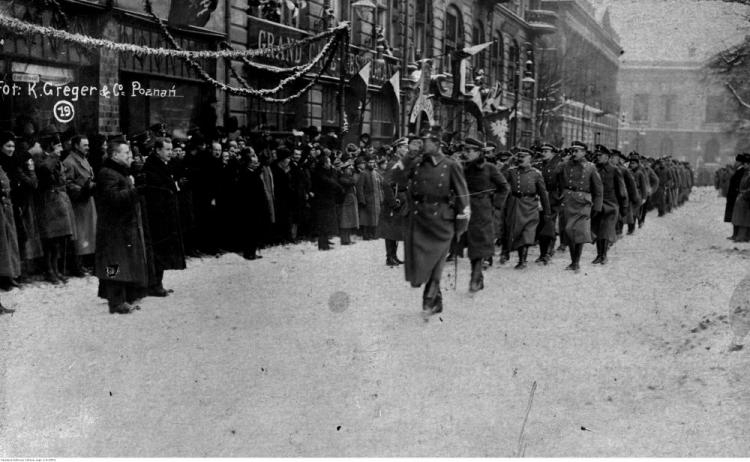 Na zdjęciu: uroczystość zaprzysiężenia wojsk powstańczych i wręczenie sztandaru 1 Dywizji Strzelców Wielkopolskich. Poznań, 26 stycznia 1919 r., fot. NAC - grafika artykułu