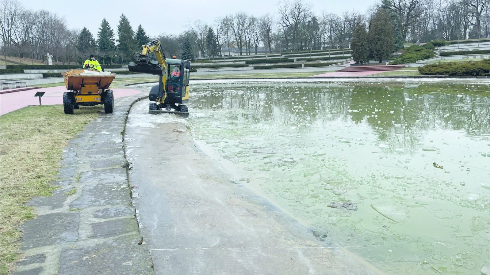 Sprzątanie zbiorników wodnych na Cytadeli, Fot. Zarząd Zieleni Miejskiej