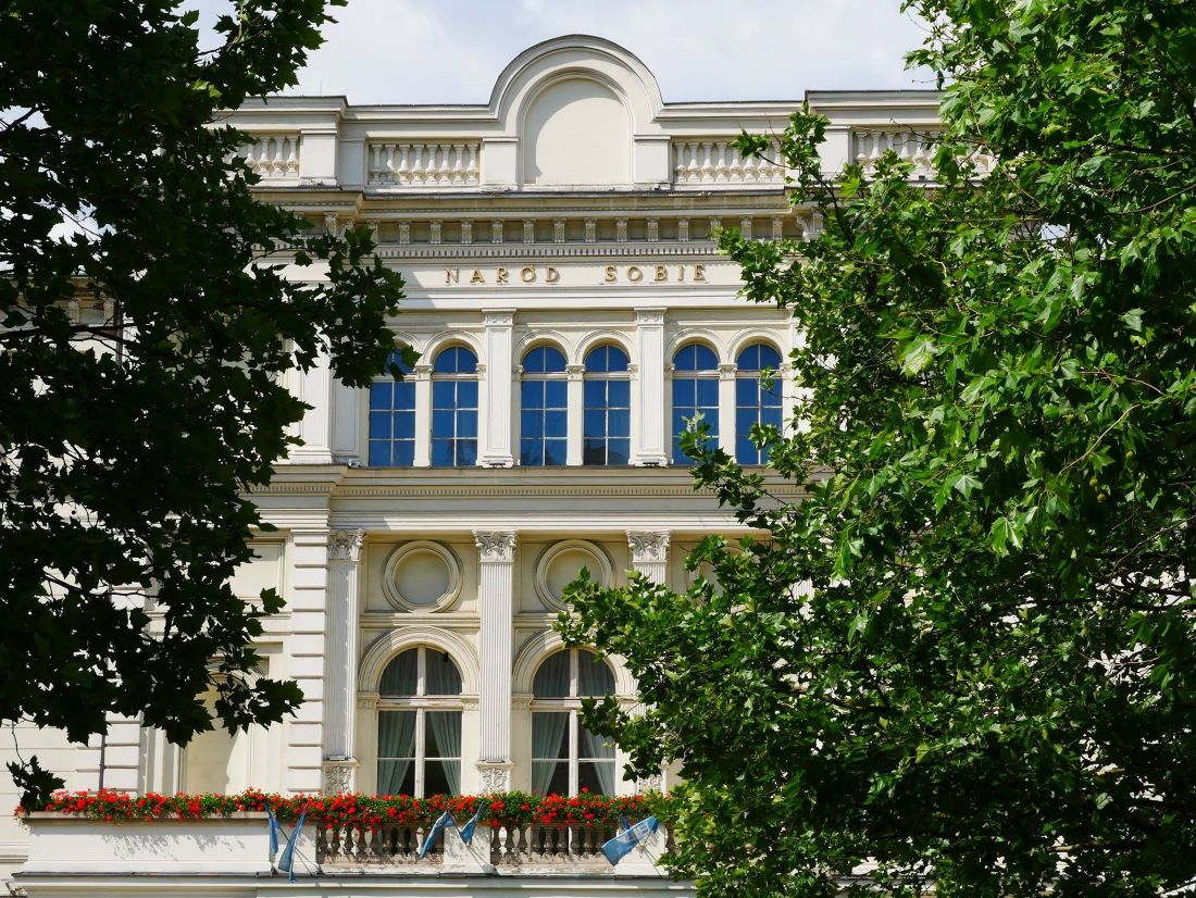 fragment fasady budynku Teatru Polskiego w Poznaniu, na fasadzie widoczny napis NARÓD SOBIE - grafika artykułu