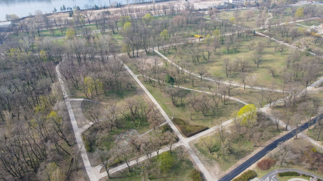 wiodk z lotu ptaka na Park Tysiąclecia, widoczne drzewa, trawniki, ścieżki spacerowe, za parkiem jezioro Malta