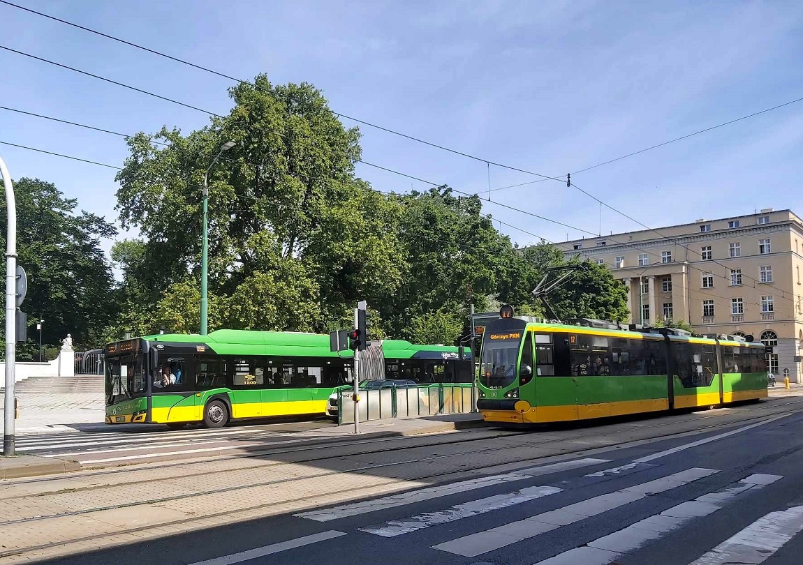 na zdjęciu widać autobus i tramwaj - grafika artykułu