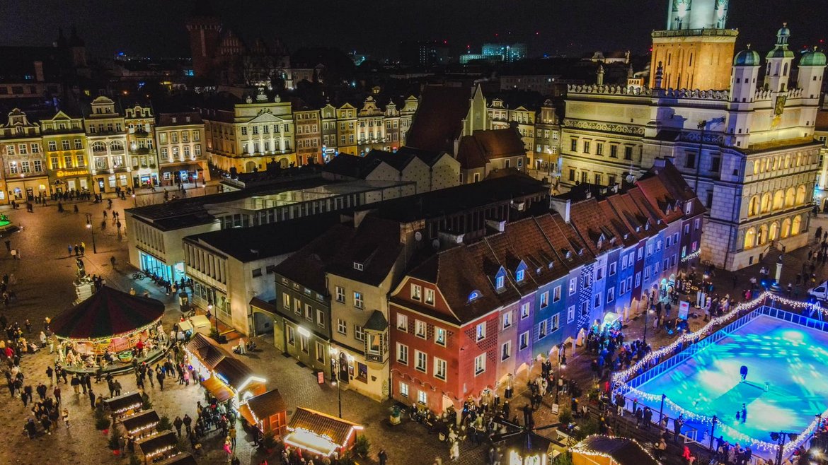 Zdjęcie z lotu ptaka na świąteczny Stary Rynek, karuzelę wenecką, lodowisko i jarmarczne stragany.