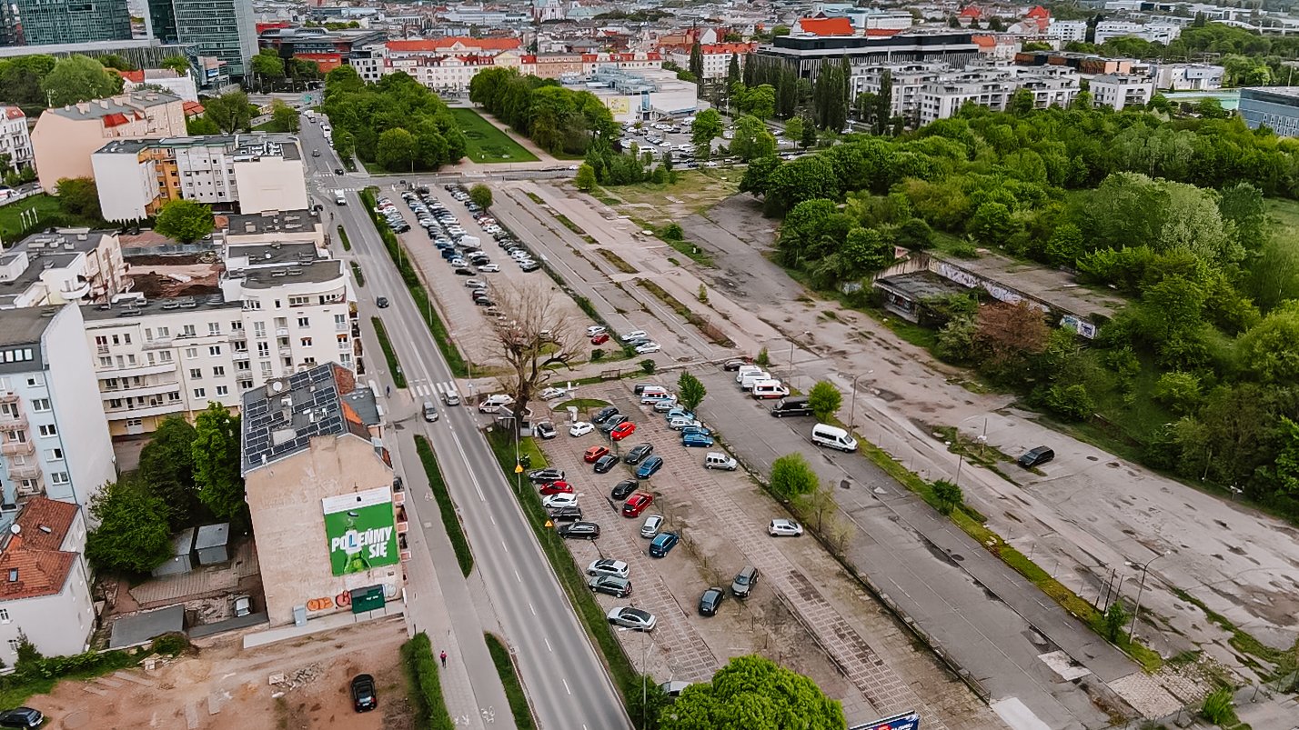 Widok na zabetonowany teren przy stadionie Szyca