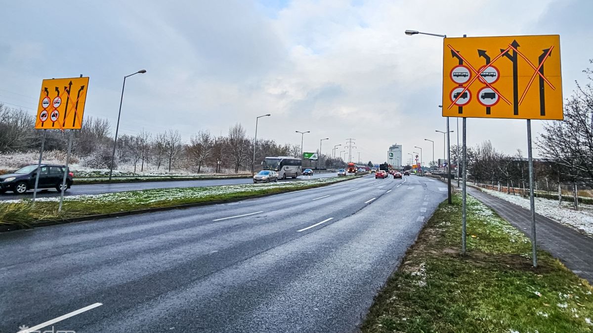 Żółte tablice informujące o zasadach poruszania przed skrzyżowaniem z ulicą Bałtycką