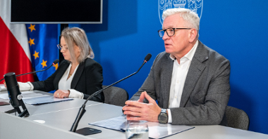 Na zdjęciu dwie osobyz a stołem konferencyjnym, w tym prezydent Poznania
