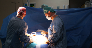 Na zdjęciu dwóch lekarzy podczas operacji