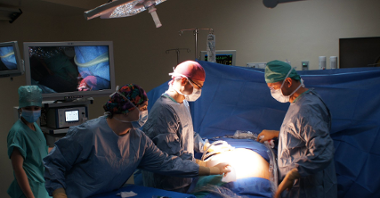 Na zdjęciu lekarze podczas operacji