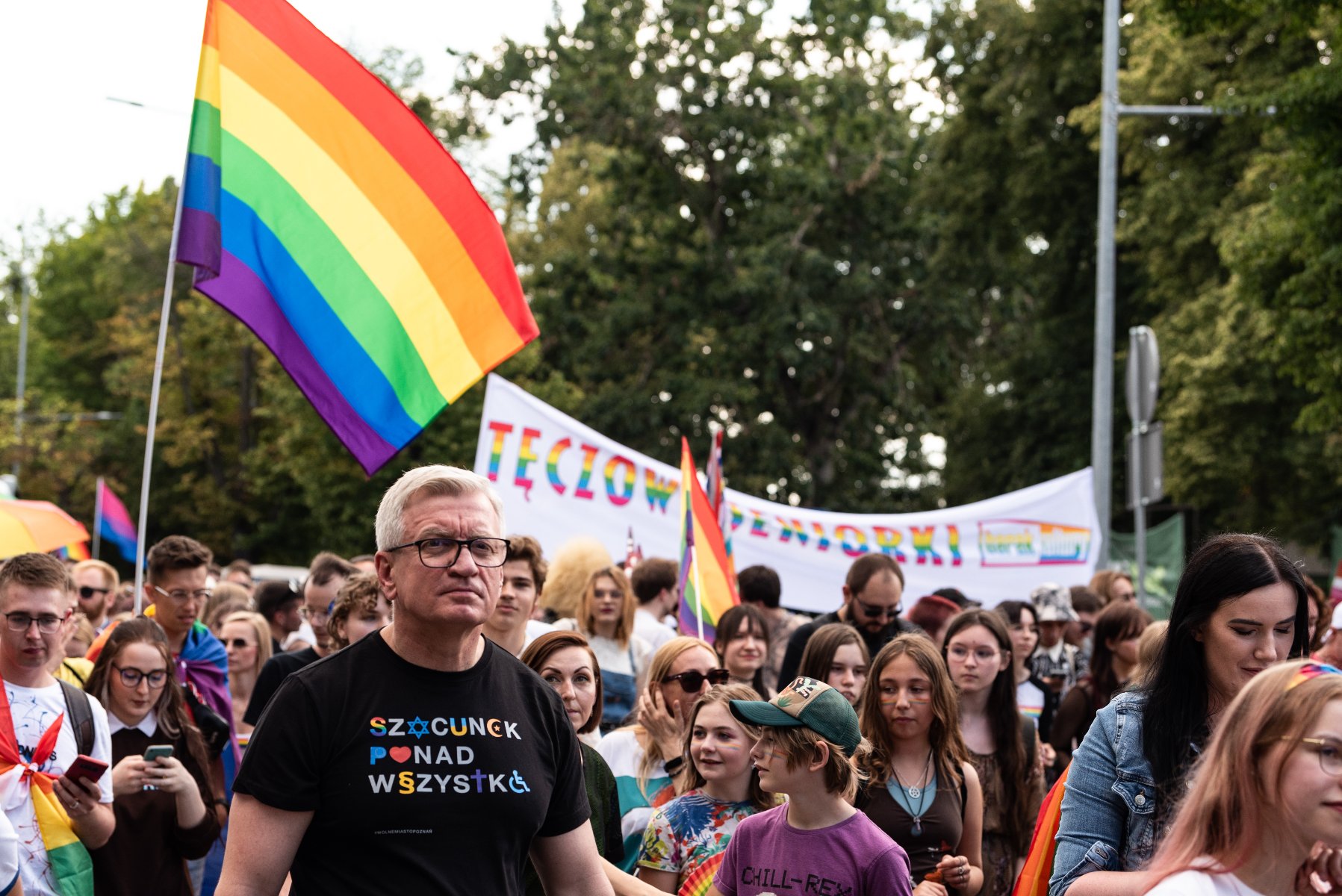 Na zdjęciu prezydent Poznania idący w Marszu Równości - grafika artykułu