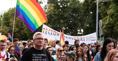Na zdjęciu prezydent Poznania idący w Marszu Równości