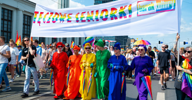 Na zdjęciu Tęczowe Seniorki idące w Marszu Równości