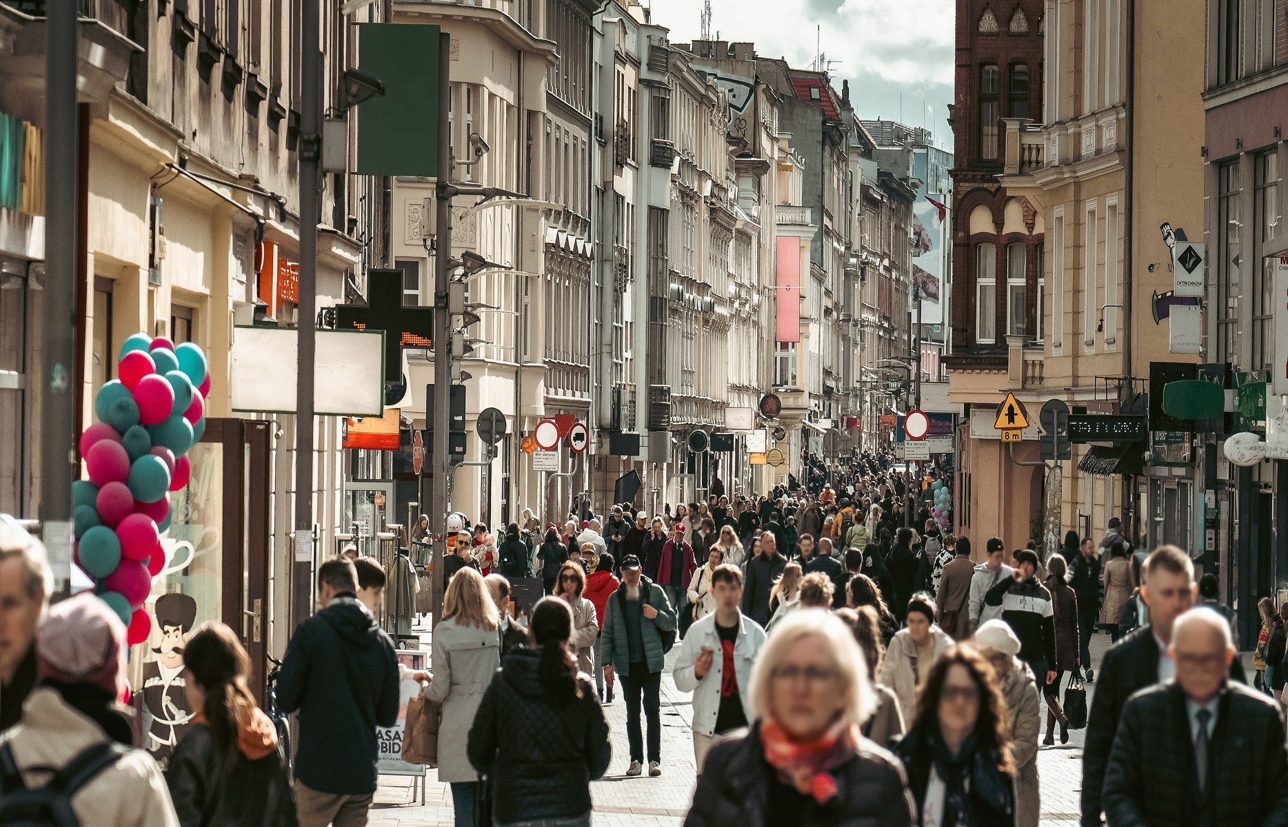 zdjęcie przedstawia tłum osób idących ulicą Półwiejską w Poznaniu - grafika artykułu