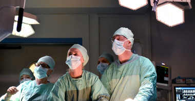 Na zdjęciu chirurdzy w sali operacyjnej, patrzą w ekran
