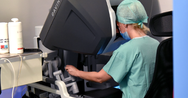 Na zdjęciu chirurg siedząca przy konsoli podczas operacji