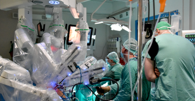 Na zdjęciu sala operacyjna, widać lekarzy i robota da Vinci