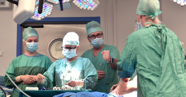 Na zdjęciu sala operacyjna, chirurdzy pracujący przy pacjencie