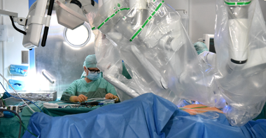 Na zdjęciu lekarz na sali operacyjnej, na pierwszym planie pacjent