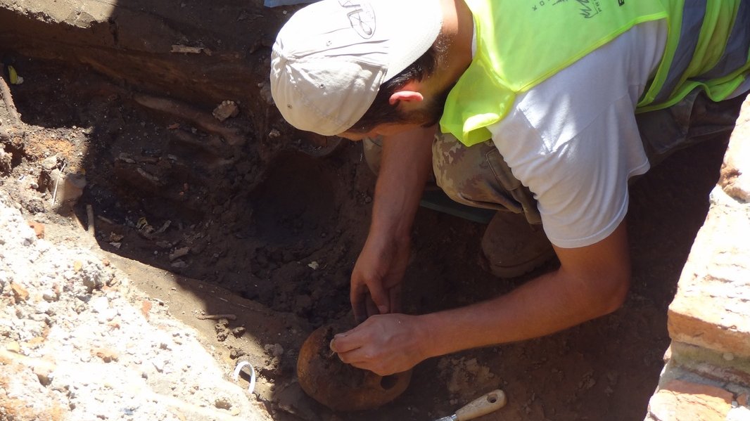 Badania archeologiczne na placu Kolegiackim