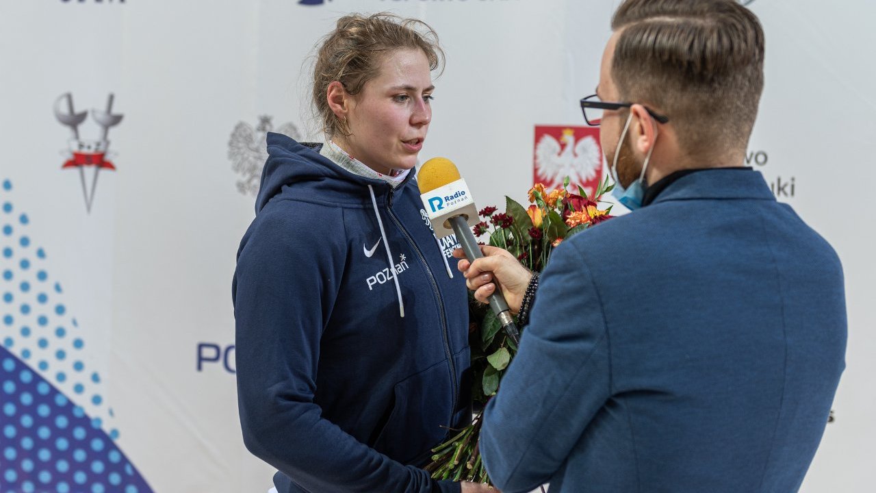 Wręczenie nagród zawodniczce szermierki