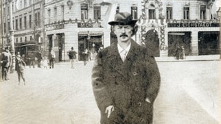 Ignacy Jan Paderewski pozujący przed budynkiem Bazaru Poznańskiego.