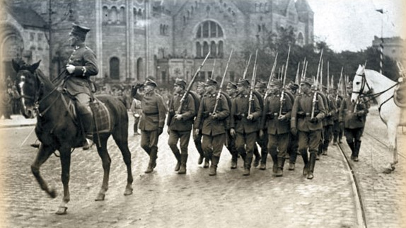 Józef Piłsudski podejmuje defiladę kawalerii na dzisiejszym placu Mickiewicza.