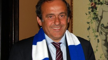 Michel Platini w szaliku Lecha Poznań