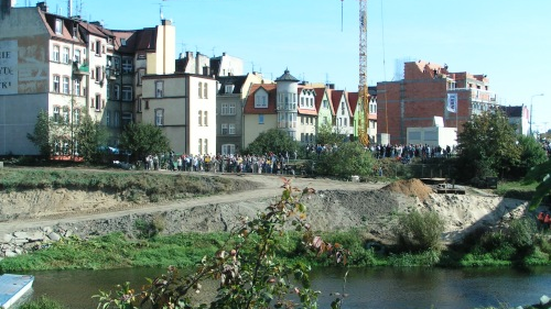 Mieszkańcy Poznania oglądają przenosiny przęsła nad Mostem Mieszka I. Fot. Archiwum WRM