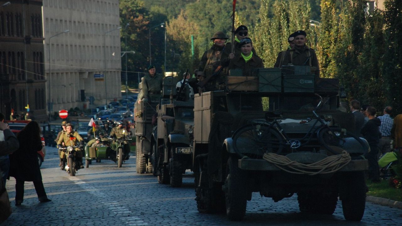 Parada historyczno-wojskowa ulicami miasta