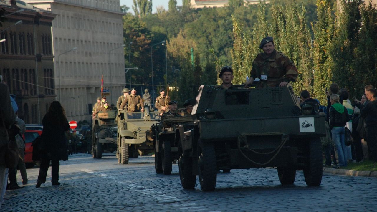 Parada historyczno-wojskowa ulicami miasta