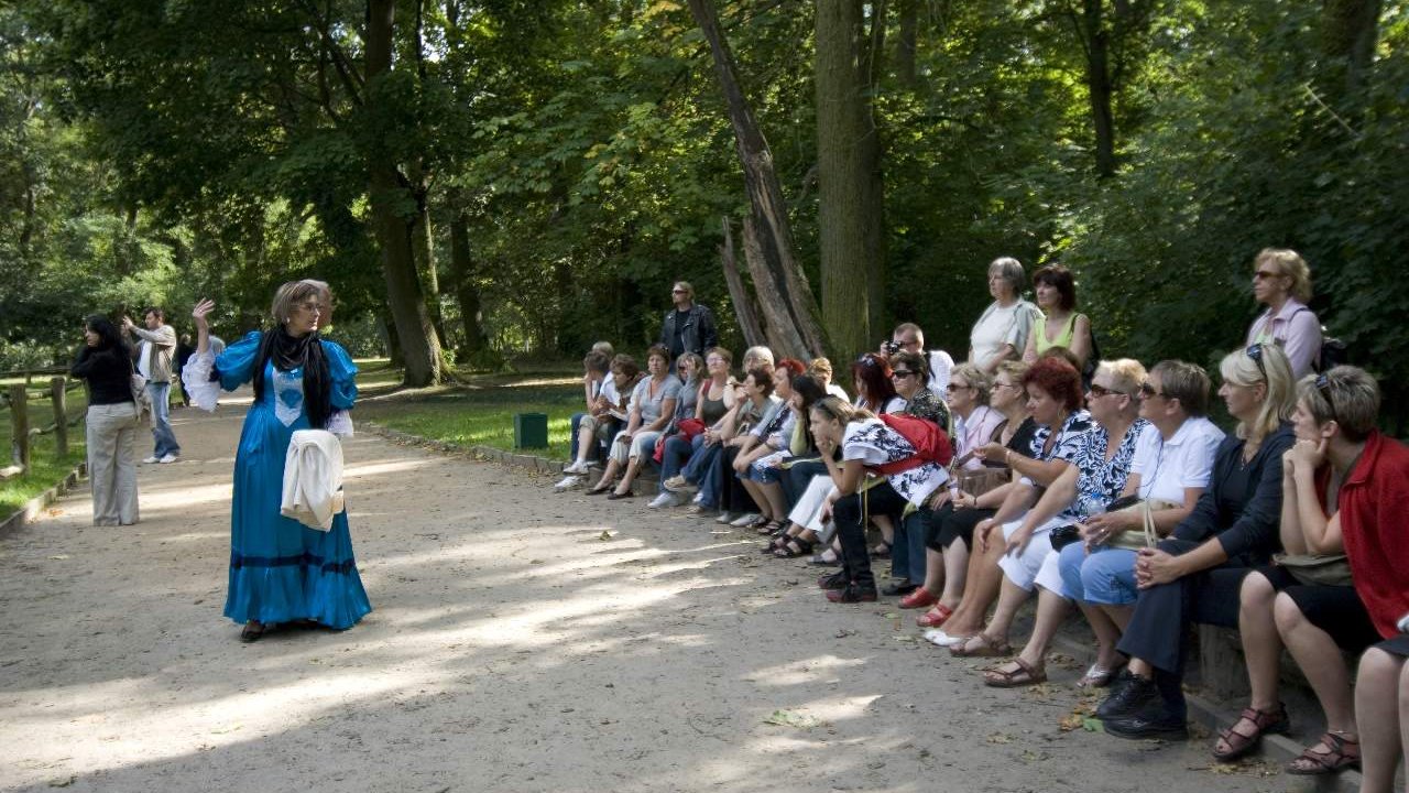 Piknik z Historią w Rogalinie_Wycieczka przy dębach. fot. A. Nowak