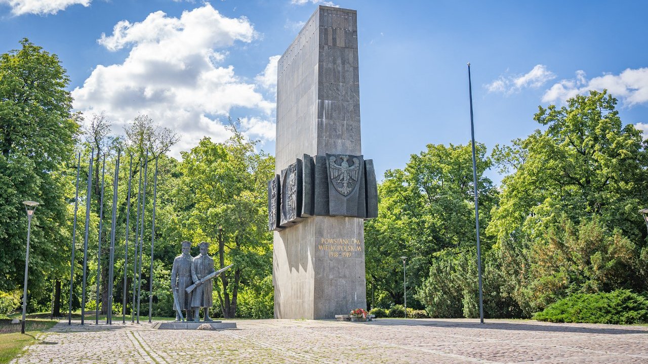 Po lewej pomnik dwóch żołnieży, a po prawej monumet z datami upamiętniający Powstanie Wielkopolskie.