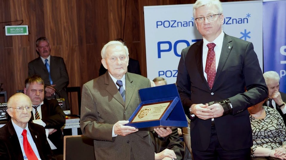 Prezydent Miasta Poznania Jacek Jaśkowiak wręcza wyróżnienia uhonorowanym Superseniorom