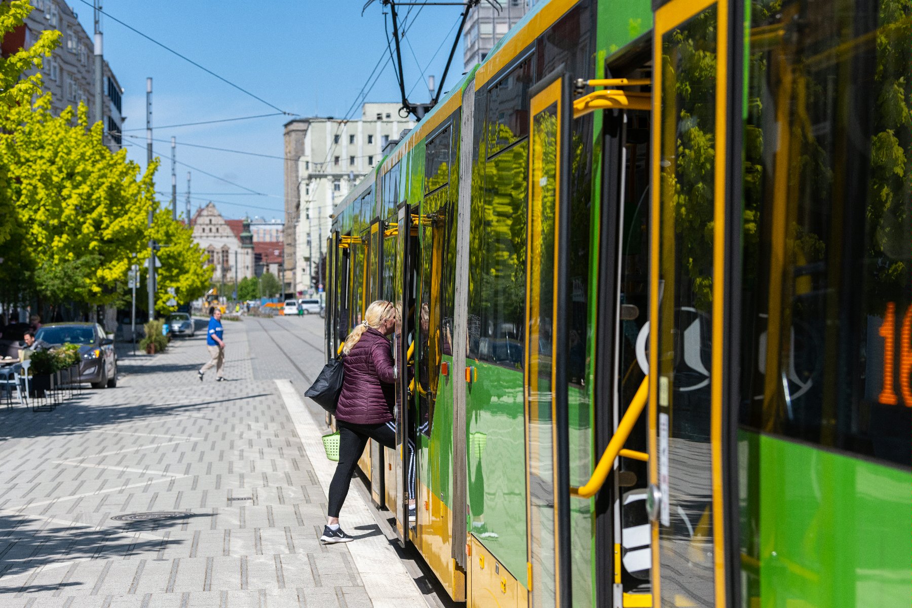 Tramwaj na przystanku na ul. Św. Marcin - grafika artykułu