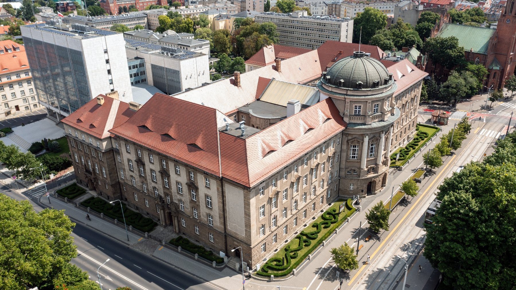 Zdjęcie przedstawia budynek uczelni z lotu ptaka.