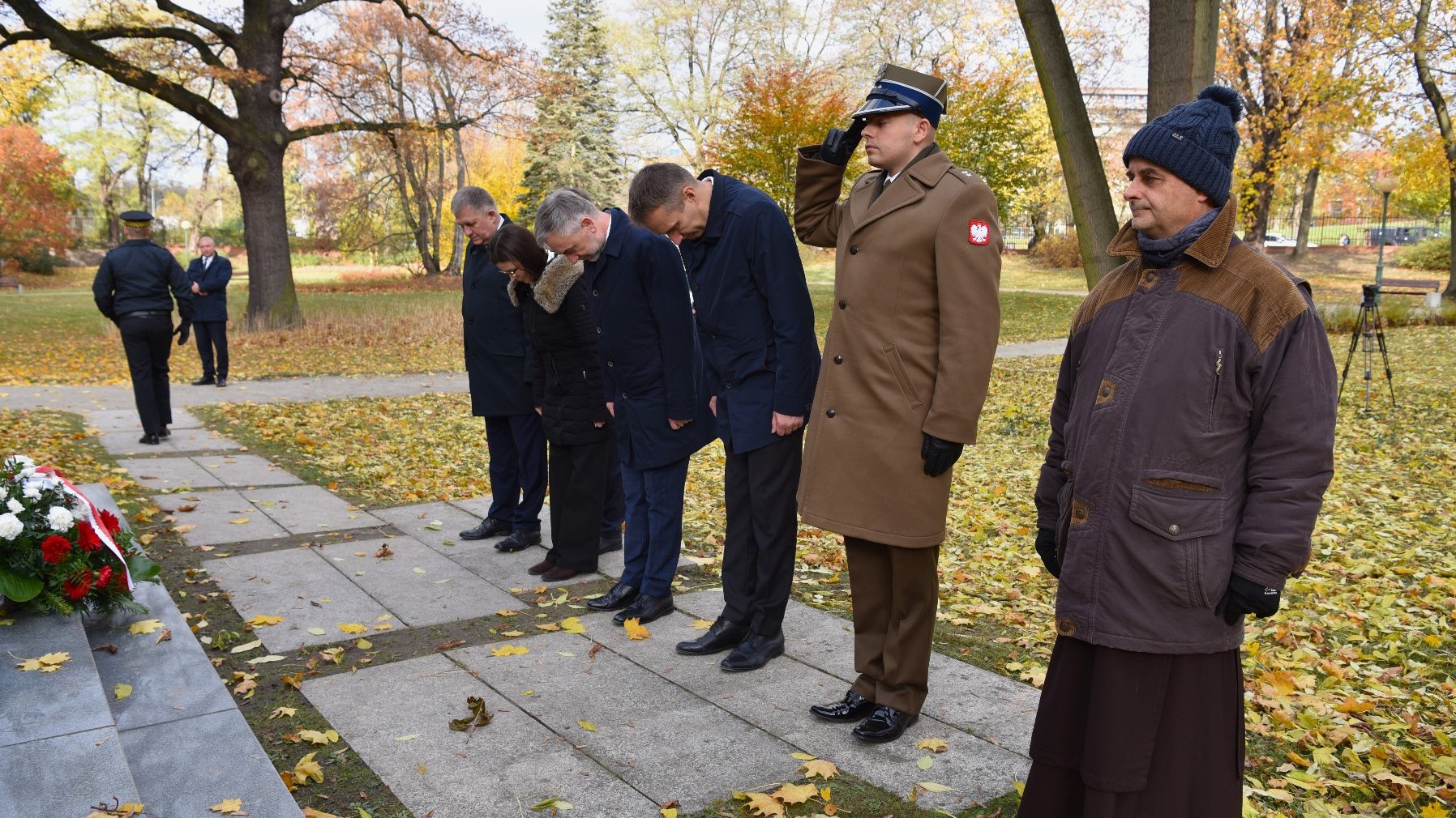 Galeria zdjęć ze składania kwiatów przez przedstawicieli poznańskiego samorządu na grobach zasłużonych Wielkopolan i pod najważniejszymi pomnikami