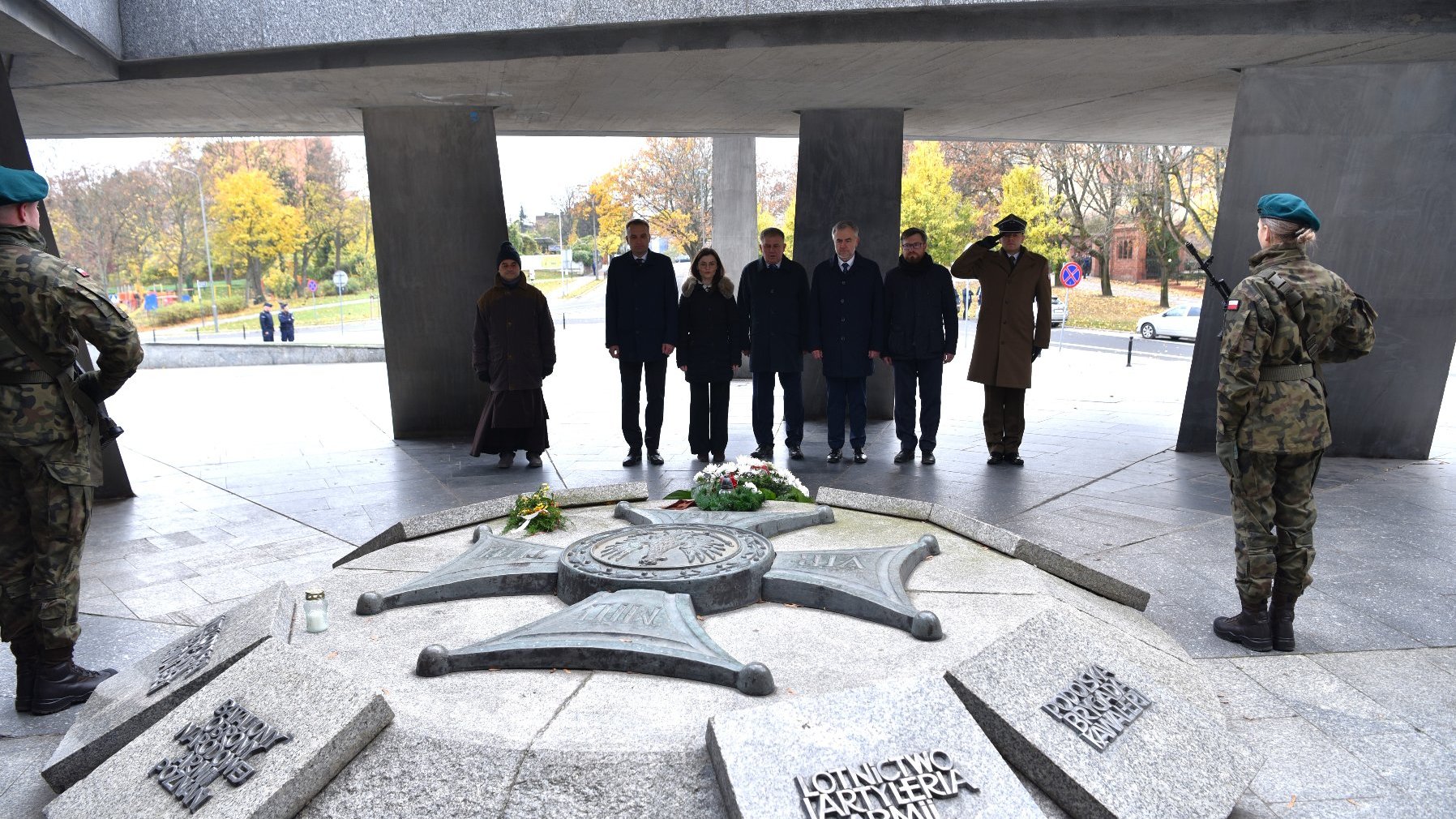 Galeria zdjęć ze składania kwiatów przez przedstawicieli poznańskiego samorządu na grobach zasłużonych Wielkopolan i pod najważniejszymi pomnikami