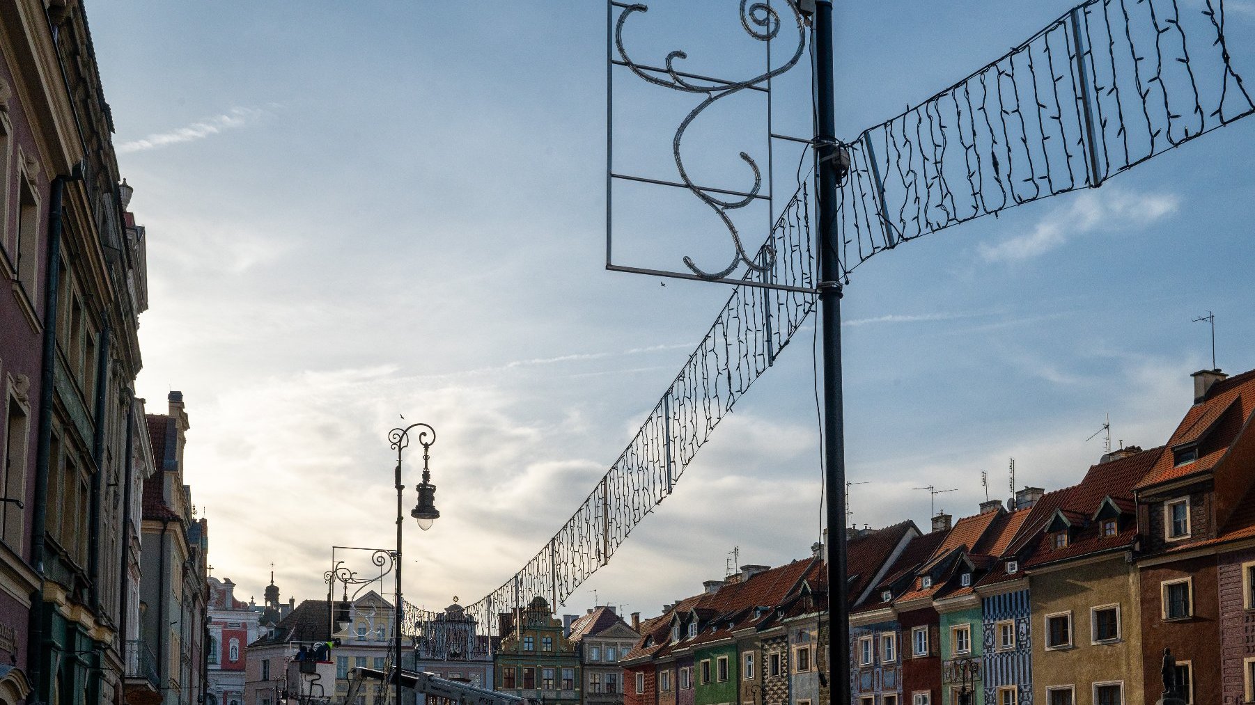 Zdjęcie przedstawia lampki zawieszone nad płytą Starego Rynku.