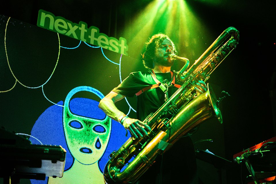 Od 16 do 18 kwietnia odbędzie się kolejna edycja Next Fest Music Showcase & Conference. Do końca stycznia można wysyłać zgłoszenia fot. Next Fest/Karol Podgórski Muzyk grający na puzonie. W tle widać napis "Next Fest"