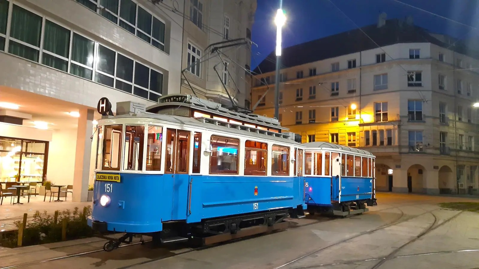 W najbliższy weekend będzie można wieczorem przejechać się zabytkowym tramwajem Na zdjęciu zabytkowe tramwaje stojące w zajezdni