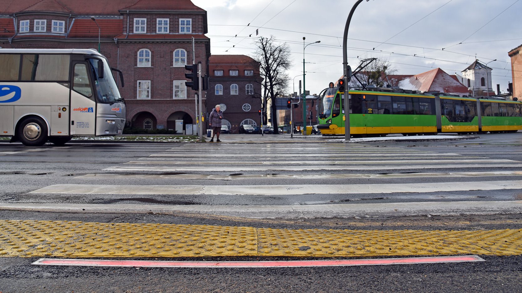 Świecące listwy ostrzegają przechodniów