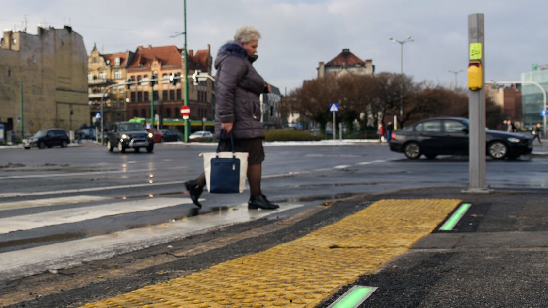 Świecące listwy ostrzegają przechodniów