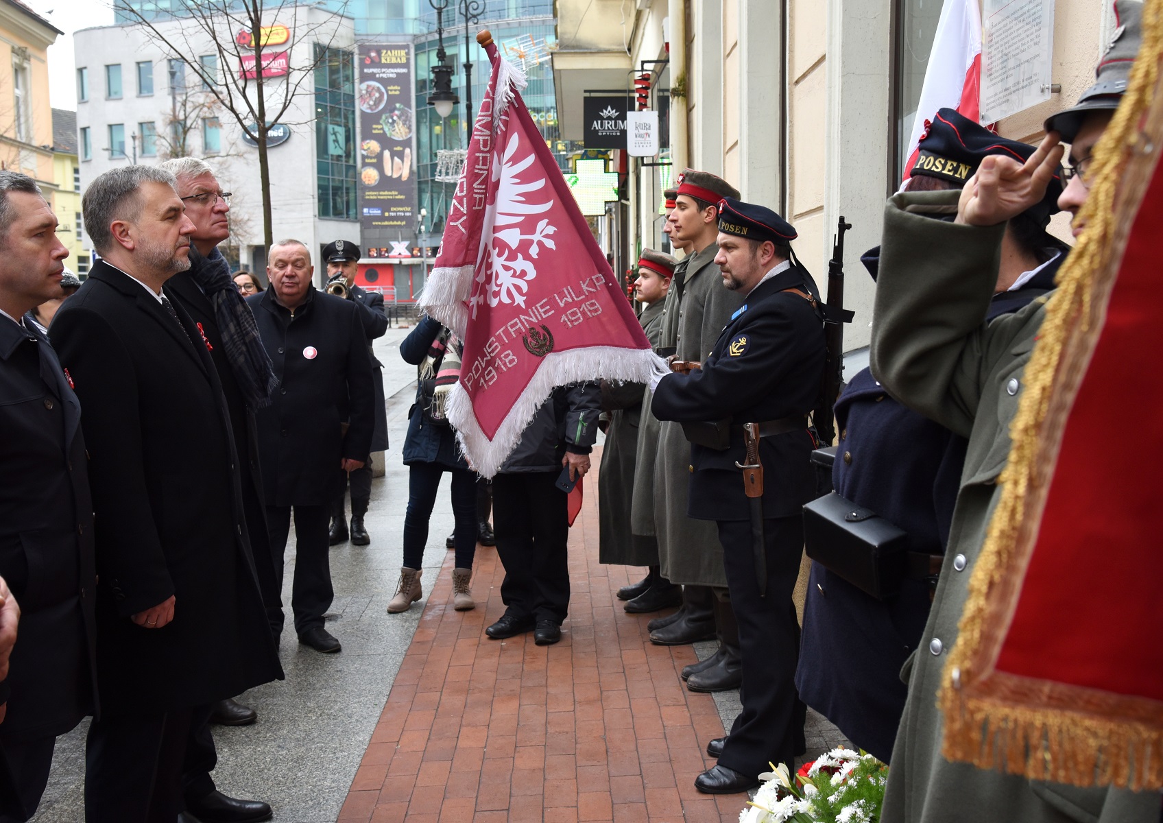 Władze miasta, powiatu i województwa złożyły kwiaty na Cmentarzu Zasłużonych Wielkopolan oraz pod tablicami pamiątkowymi dawnych bohaterów - grafika artykułu