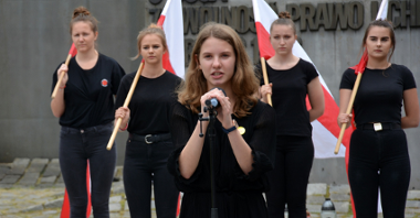 Młodzi poznaniacy spotkali się na placu Adama Mickiewicza, by uczcić pamięć o wydarzeniach Czerwca 1956