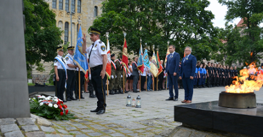 Kwiaty pod pomnikiem złożył w imieniu poznaniaków Mariusz Wiśniewski, zastępca prezydenta Poznania