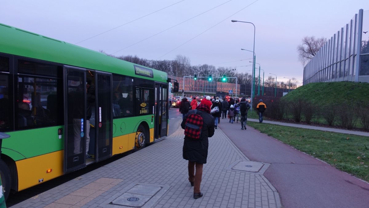 Ułatwienia dla pasażerów komunikacji autobusowej przy rondzie Śródka fot. ZDM - grafika artykułu