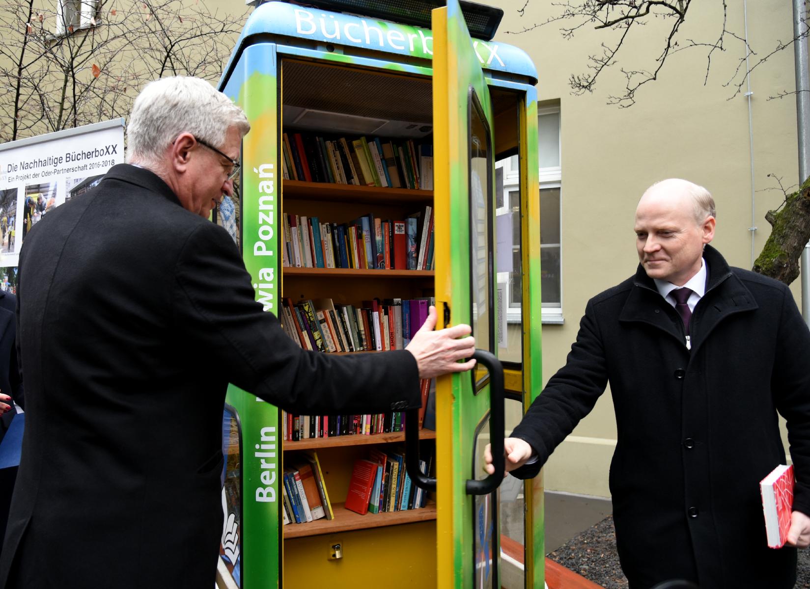 Przy ul. Za Bramką stanął BiblioboXX, czyli mobilna, polsko-niemiecka biblioteka - grafika artykułu