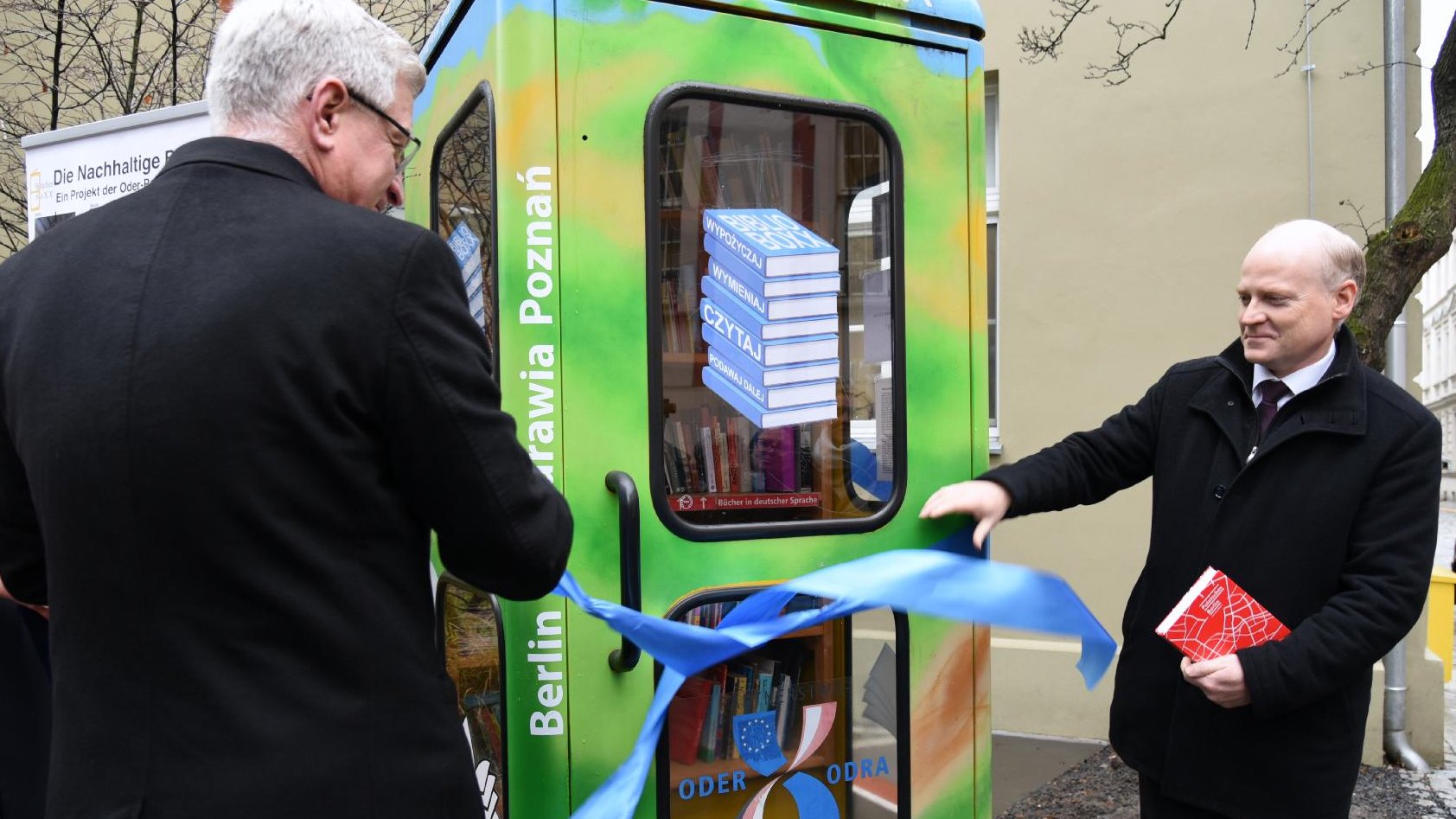 Przy ul. Za Bramką stanął BiblioboXX, czyli mobilna, polsko-niemiecka biblioteka