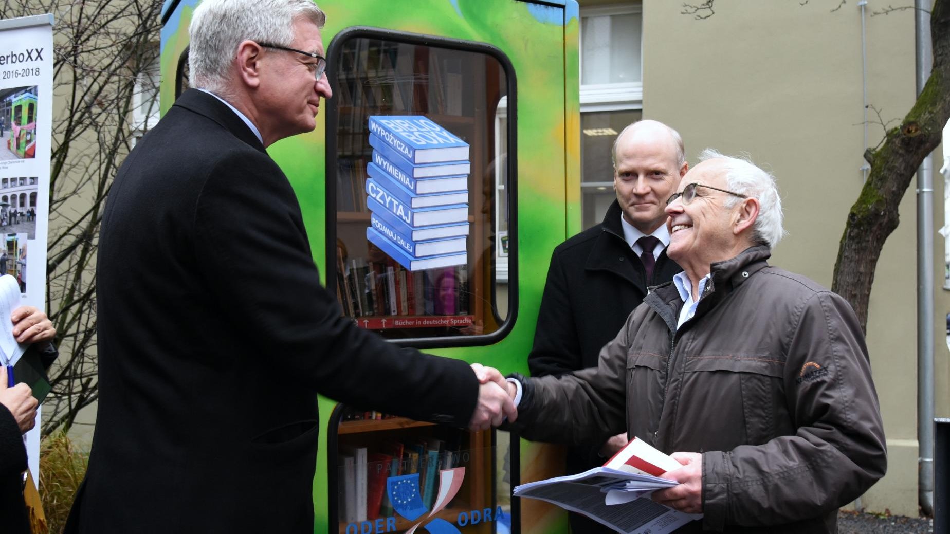 Przy ul. Za Bramką stanął BiblioboXX, czyli mobilna, polsko-niemiecka biblioteka