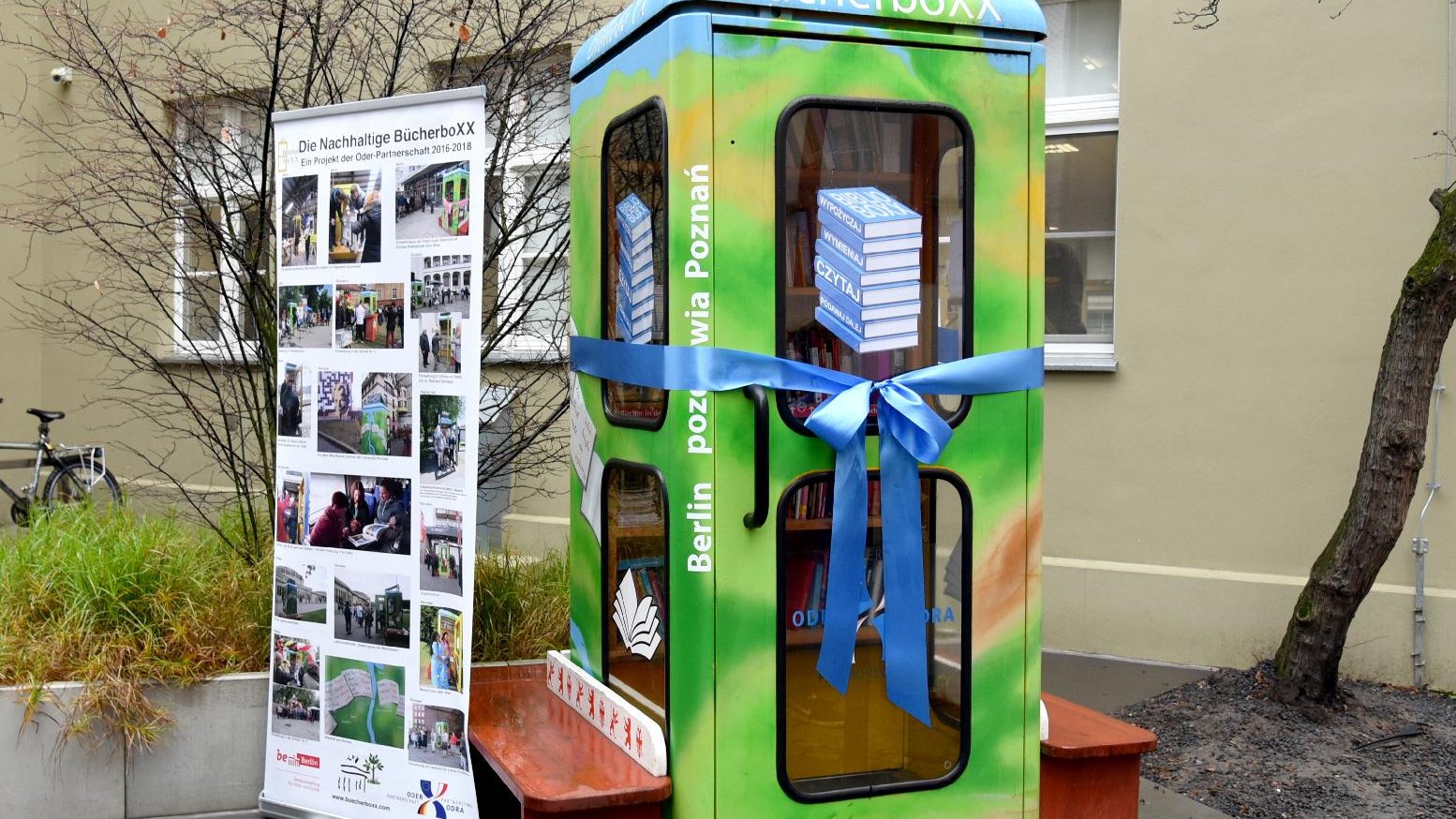 Przy ul. Za Bramką stanął BiblioboXX, czyli mobilna, polsko-niemiecka biblioteka